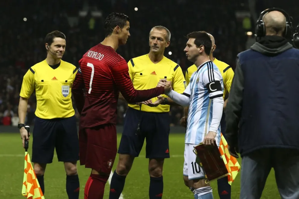 Cristiano (izq.) y Messi, en el amistoso que jugaron en 2014. Foto: EFE.