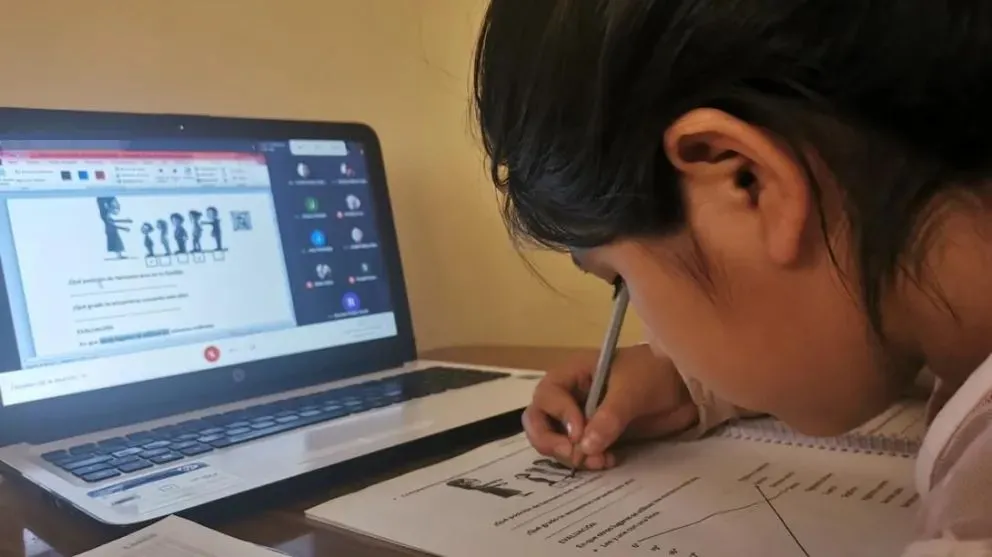 Una niña pasa clases virtuales en Santa Cruz. Foto archivo: El Deber