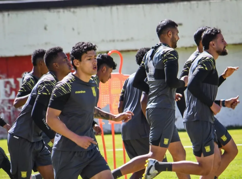 Un entrenamiento del plantel atigrado en Achumani. Foto: Club The Strongest.