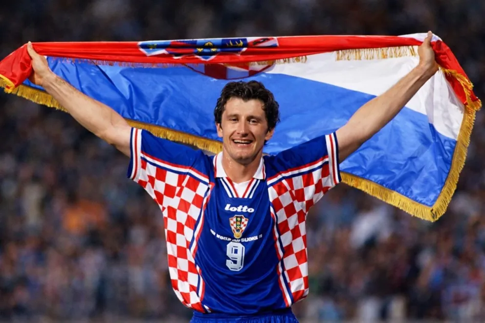 Davor Suker, con la bandera de Croacia entre sus brazos, celebra el tercer lugar en Francia '98.