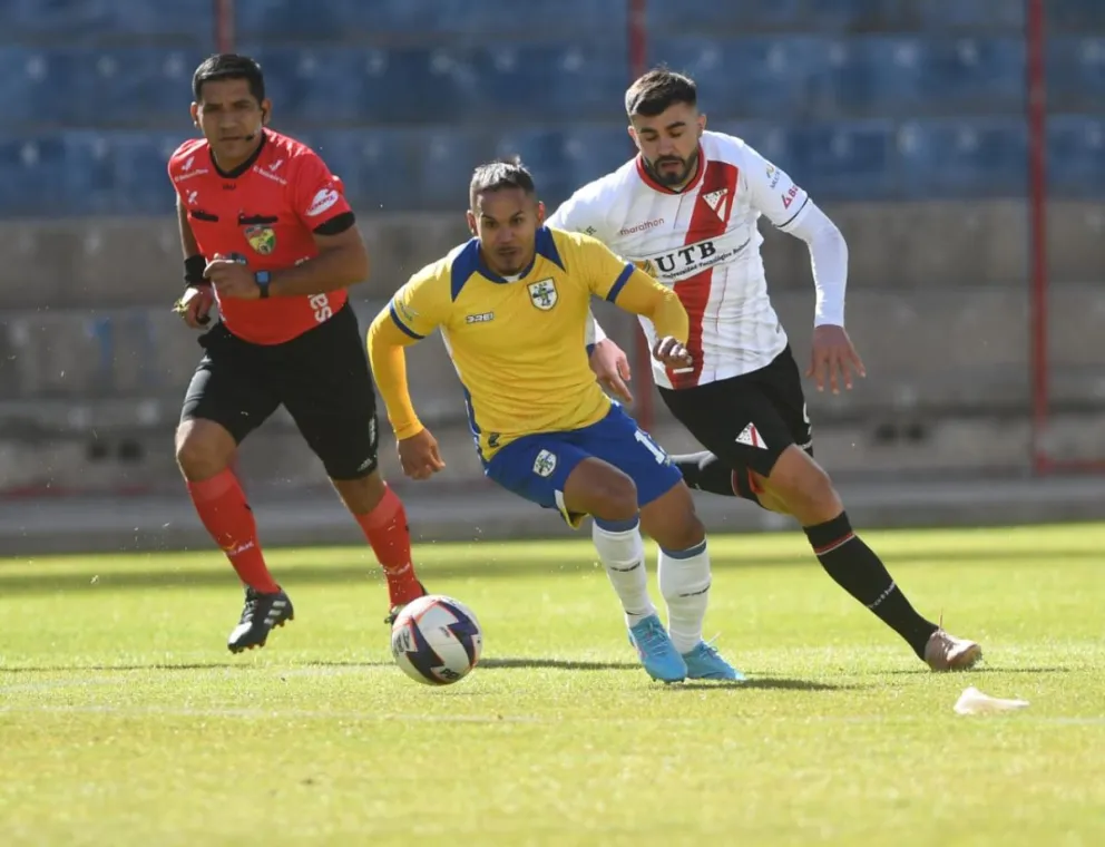 Una incidencia del juego entre ABB y Always Ready, en Villa Ingenio. Foto: APG