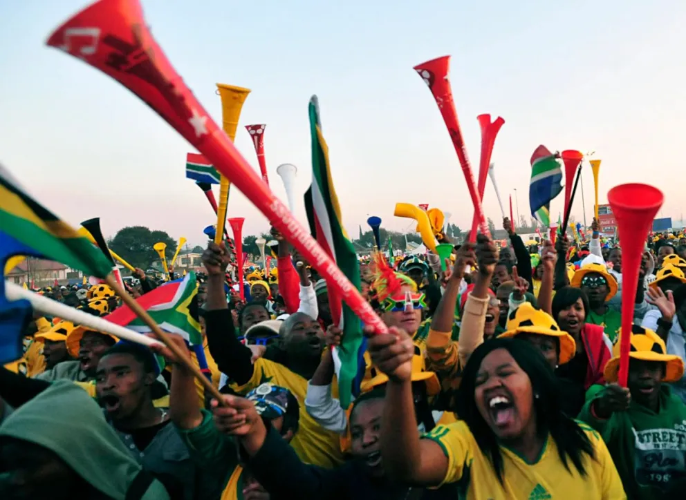Hinchas sudafricanos con las vuvuzelas en uno de los juegos de 2010. Foto: PNT