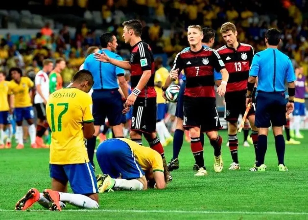 El desconsuelo de los brasileños luego de ser goleados por los alemanes. Foto: Clarín