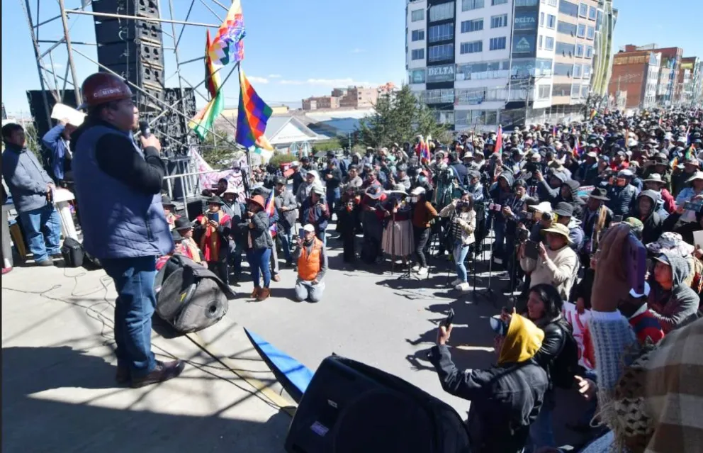 Mario Argollo interviene en el cabildo vecinal realizado en El Alto. Foto: APG