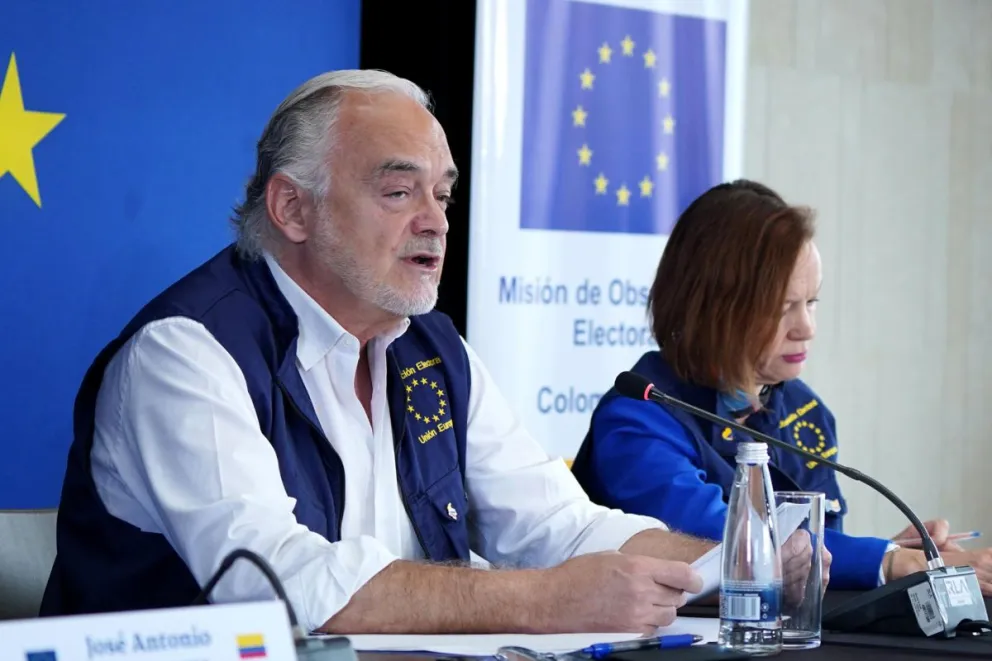 El vicepresidente tercero del Parlamento Europeo y jefe de la Misión de Observación Electoral de la Unión Europea para Colombia (MOE UE), Esteban González Pons (i), fue captado, este 2 de junio, durante una rueda de prensa, en Bogotá (Colombia). Foto: EFE