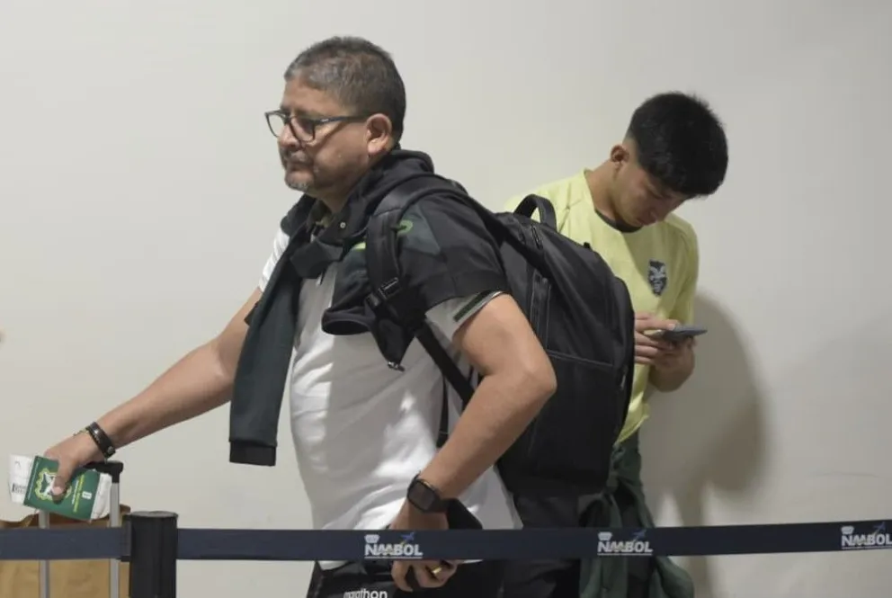 El DT de la Selección nacional, Óscar Villegas, minutos antes de abordar la nave que los llevó a EEUU. Foto: APG