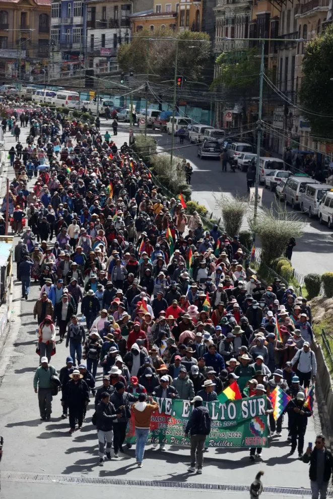 Fotografía del 1 de junio de 2026 de personas en una protesta que exige la renuncia del presidente de Bolivia, Rodrigo Paz, por quinta semana consecutiva, en La Paz (Bolivia). EFE