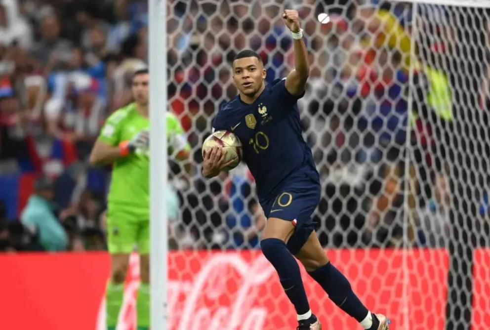 La figura francesa celebra uno de los tres goles que hizo ante Argentina.
