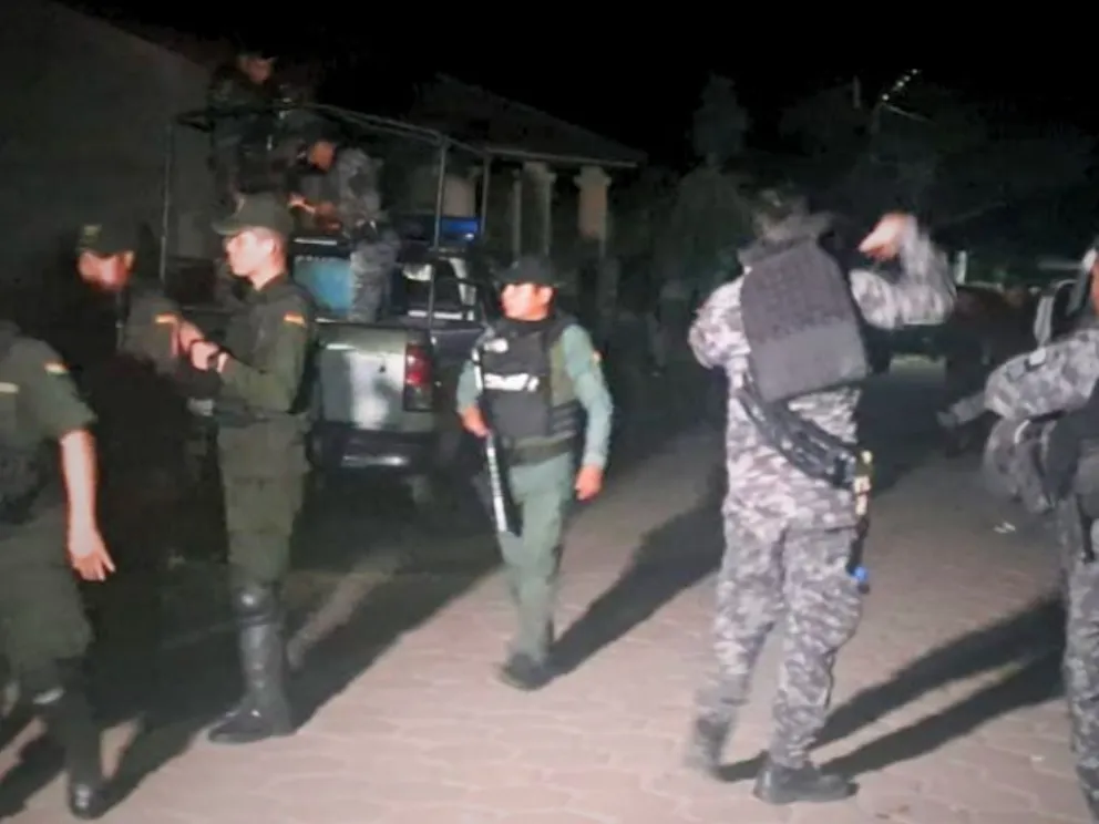 La noche del martes, policías llegarpon a Santa Rosa donde tomaron un pozo hidrocarburífero. Foto: Unitel