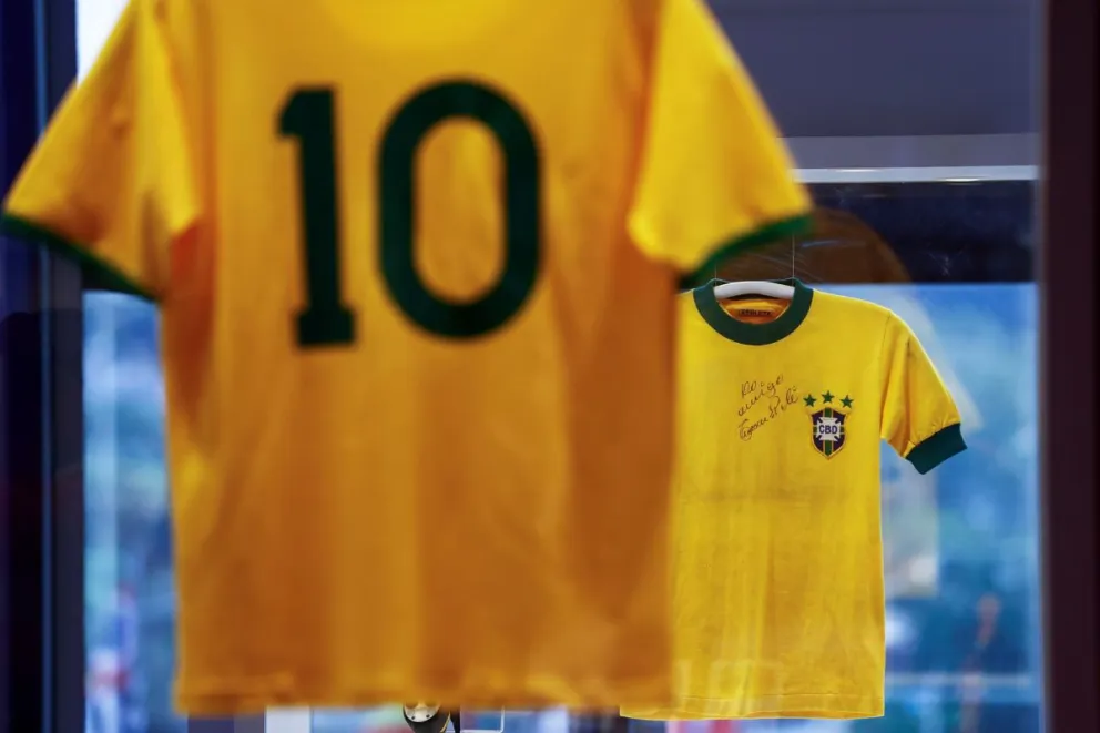 Imagen de archivo del 21 de junio de 2019 una camiseta de la selección brasileña firmada por Pelé. EFE
