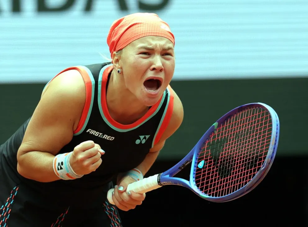 Shnaider festeja un punto frente a Sabalenka. Foto: EFE.