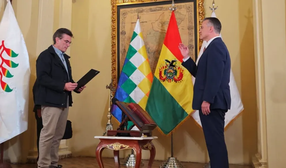 Ernesto Justiniano jura como ministro de Defensa. 