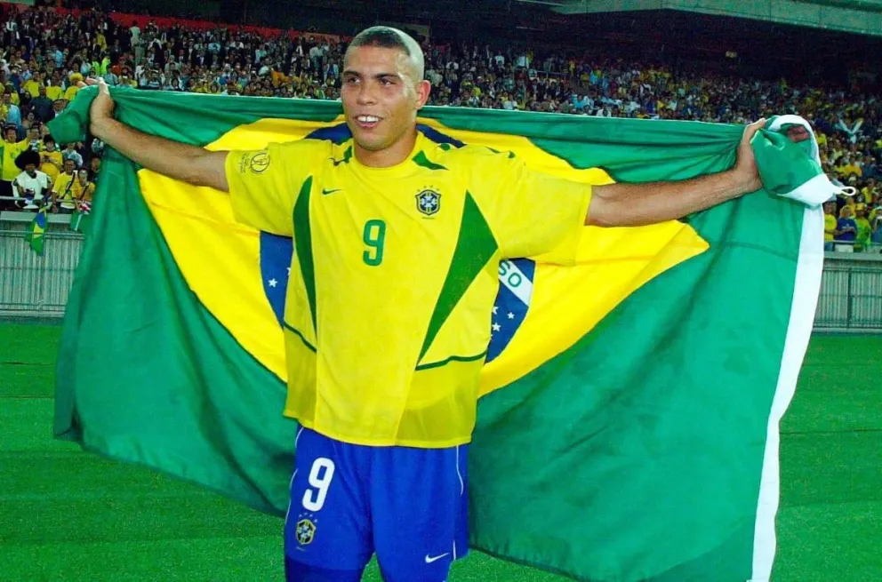 Ronaldo festeja el pentacampeonato de Brasil y el título de máximo goleador.