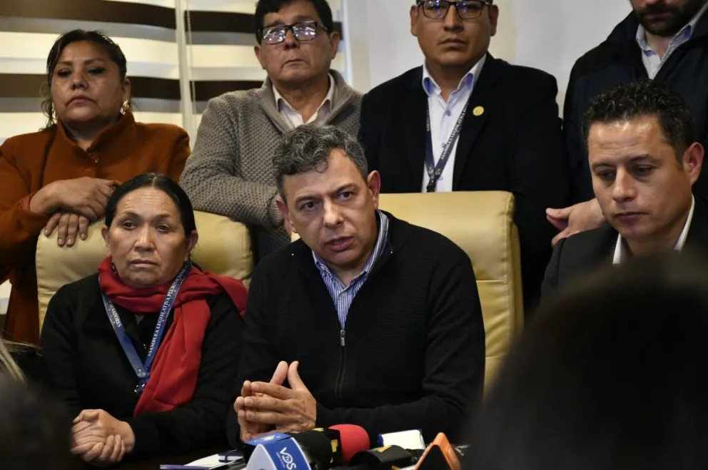 El presidente del Senado, Diego Ávila, junto al vicepresidente Edmand Lara, tras una reunión para entablar el diálogo. Foto: Senado