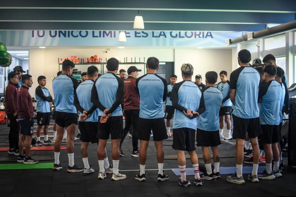 Alejandro Restrepo (centro), el DT de Bolívar, conversa con los jugadores en la reanudación de las prácticas. Foto: Club Bolívar