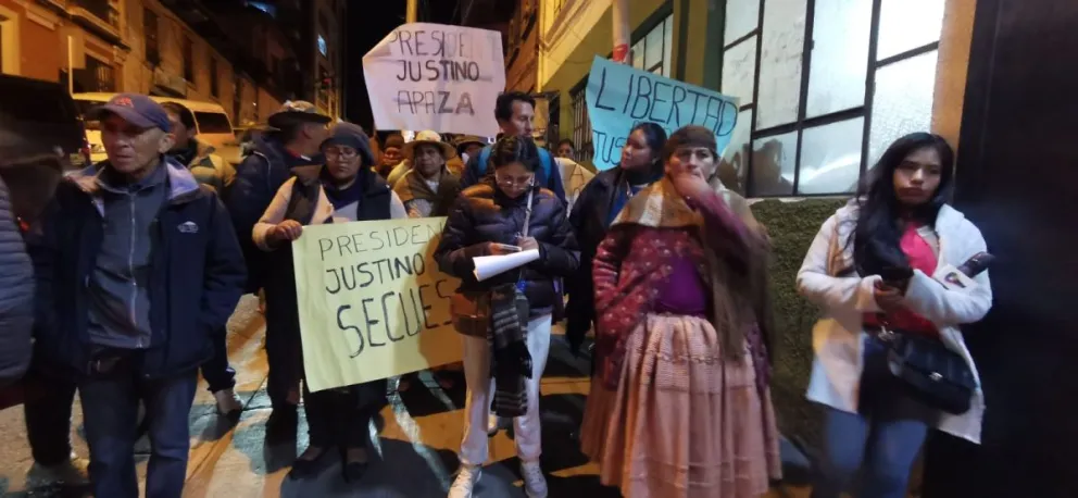 Familiares del dirigente Justino Apaza protestan en las instalaciones de la FELCC, en la calle Sucre, en la ciudad de La Paz.