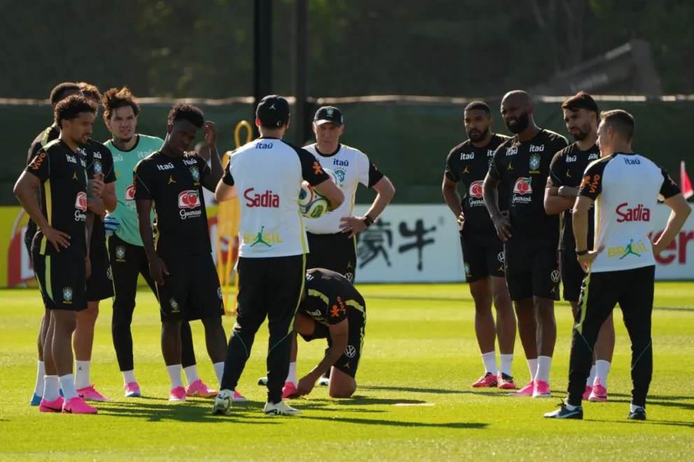 Los jugadores de Brasil escuchan a uno de los asistentes de Ancelotti antes de iniciar el entrenamiento del miércoles. Foto: EFE