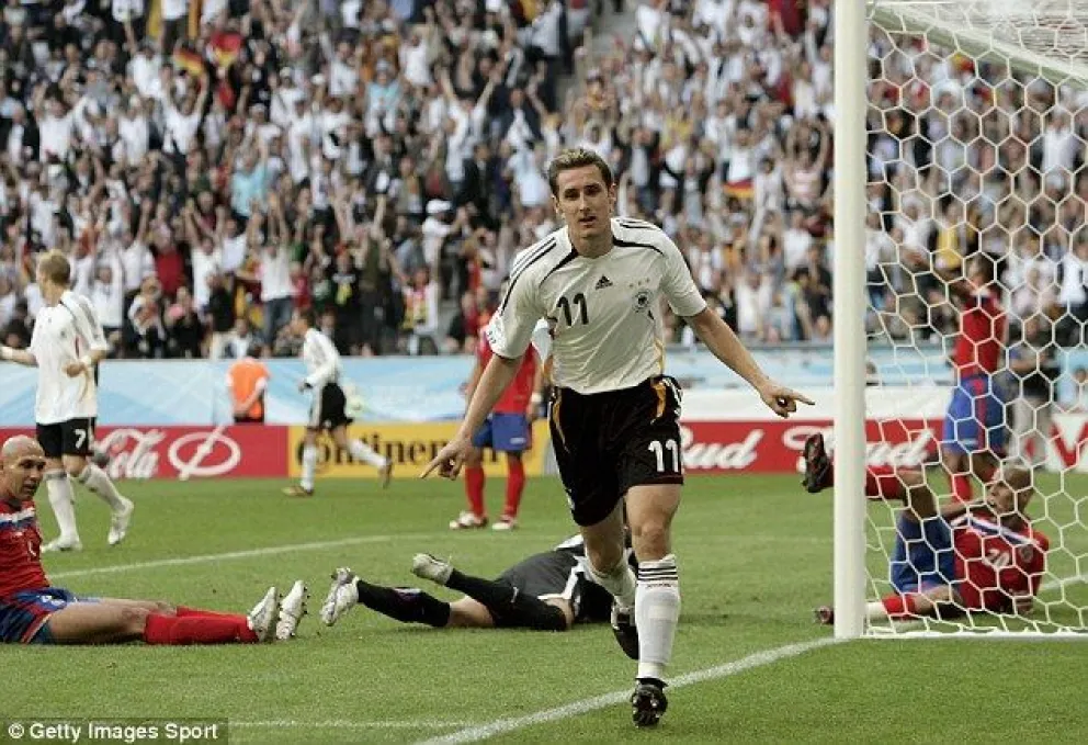 Miroslav Klose festeja uno de los dos goles que le hizo a Costa Rica en fase de grupos del Mundial 2006.