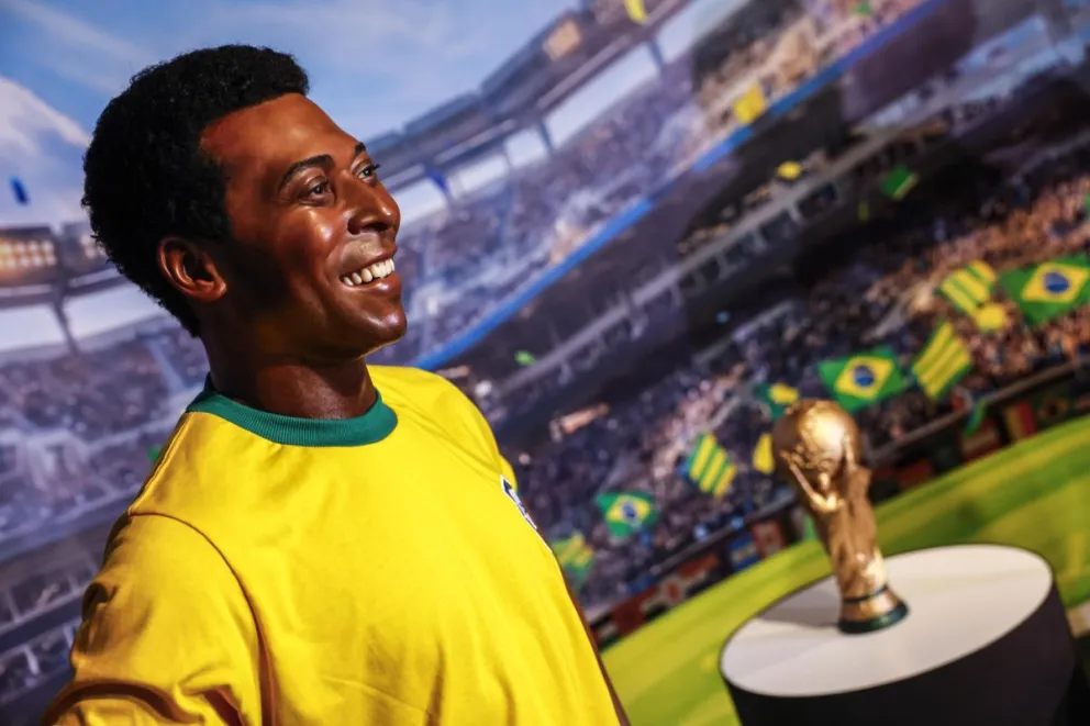 La escultura del legendario futbolista brasileño Pelé exhibida en el Museo AquaRio en Río de Janeiro. Foto: EFE.