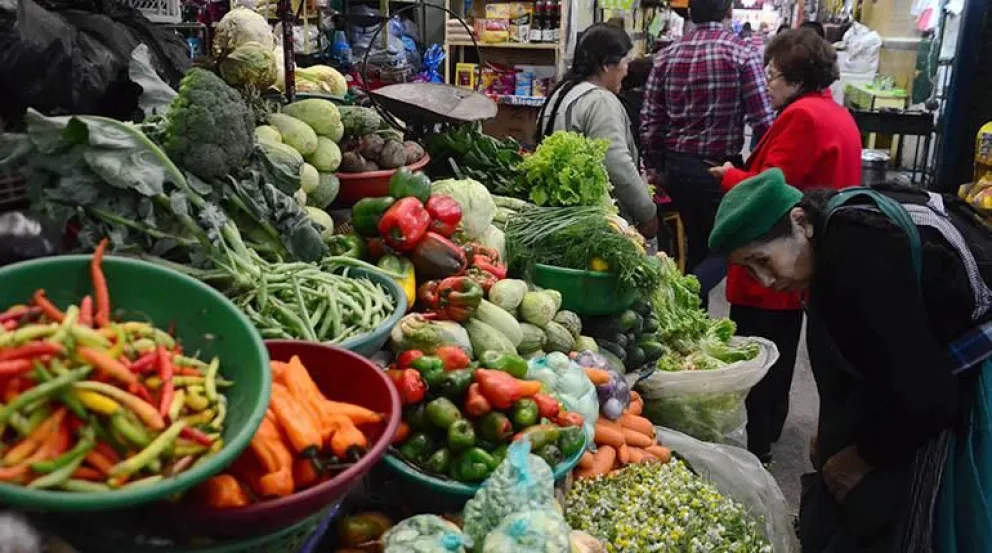 En mayo, se registró el alza de  precios de algunos productos, como la carne de res, el tomate, la zanahoria y la carne de pollo. Foto Urgente.bo