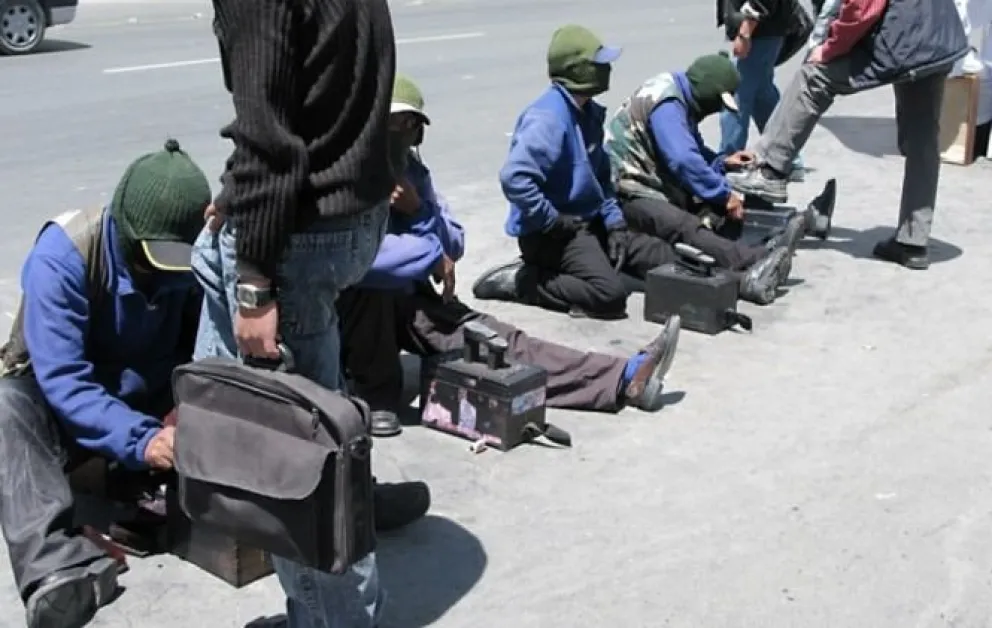 Jóvenes que se dedican a lustrar calzados en La Paz para generar ingresos. Crédito: ANF