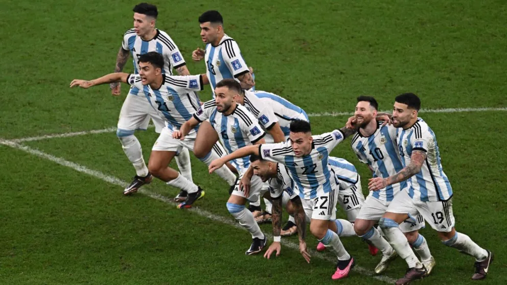 La selección argentina celebra tras ganar la final de Catar 2022 en los penales. Foto: FIFA.