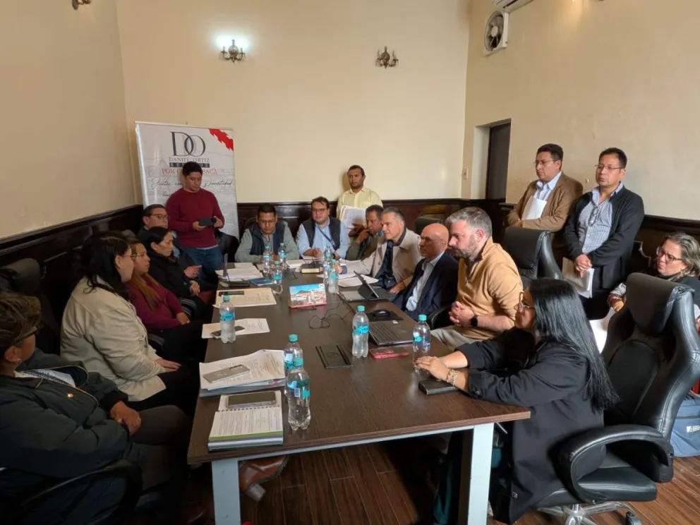 Los ministros de la Presidencia, Gobierno y Defensa se encuentran en la Comisión de Constitución del Senado, para explicar los alcances del proyecto de ley que regula los estados de excepción. Foto Alianza Libre
