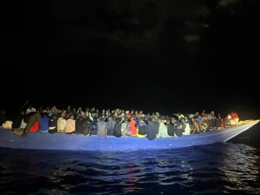 Embarcación con 240 migrantes haitianos que fue interceptada el pasado 31 de mayo cerca de las Islas Turcas y Caicos. Foto EFE