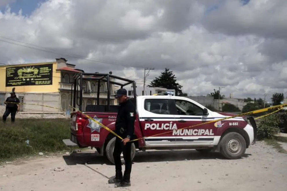 Integrantes de la Policía de México vigilan la zona donde se registró una explosión este jueves, en el municipio de Tepeaca, Puebla (México). Foto EFE