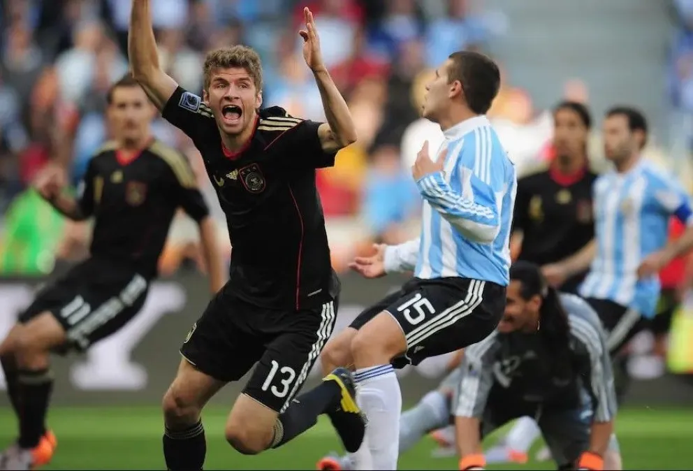 Thomas Müller festeja uno de los goles que le hizo a Argentina en el Mundial de 2010.