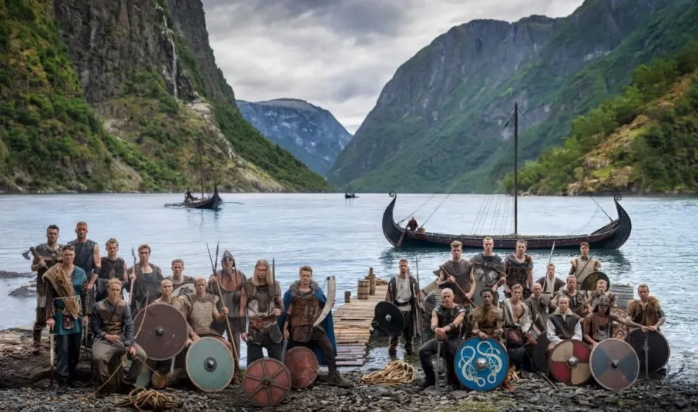 Los jugadores y cuerpo técnico de la selección noruega de fútbol posan vestidos como vikingos. Foto: EFE