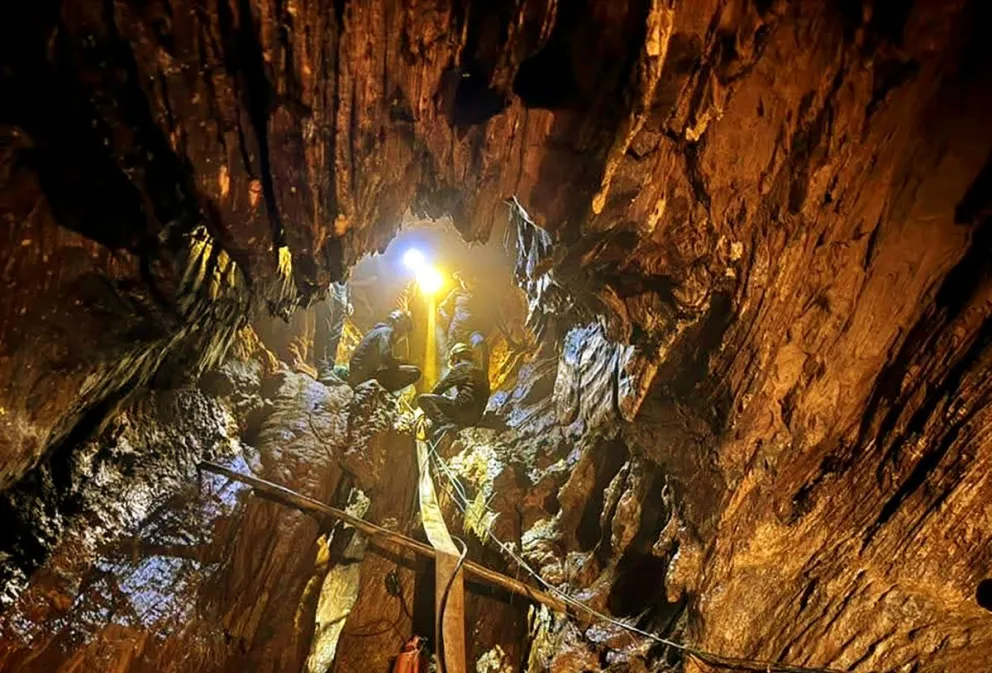 Fotografía de archivo facilitada por Metta Tham Kalasin Rescue muestra a buzos tailandeses realizando una operación de rescate para siete laosianos atrapados en una cueva inundada en la provincia de Xaysomboun, Laos. Foto: EFE