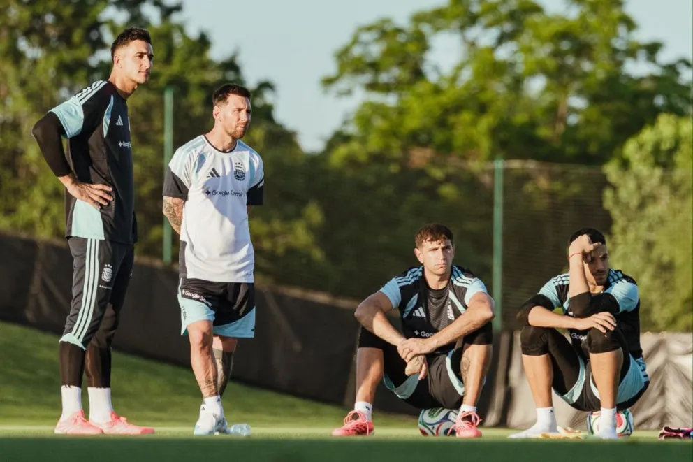 Musso (izq.), Messi, “Dibu”Martínez y Rulli observan un entrenamiento de su selección. Foto: EFE
