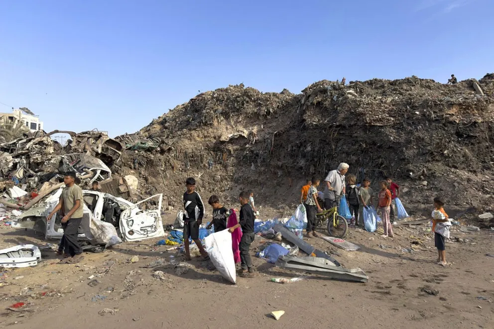 Montones de basura acumulada en la ciudad de Gaza, la situación humanitaria de los dos millones de gazatíes es crítica: la mayoría sigue malviviendo en tiendas tiendas de campaña rodeados de montañas de basura, escombros. Foto: EFE