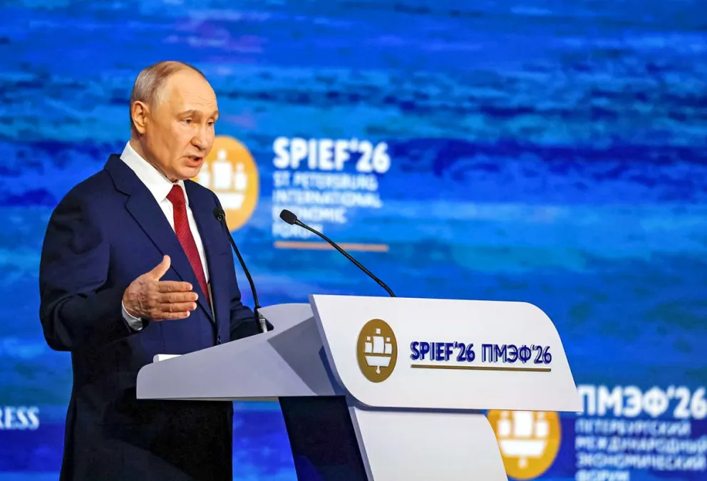 El presidente ruso Vladimir Putin pronuncia su discurso en la sesión principal del Foro Económico Internacional de San Petersburgo (SPIEF) en San Petersburgo, Foto: EFE