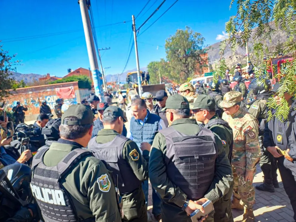 El ministro Justiniano junto a efectivos, este viernes. Foto: Comando  de La Paz 