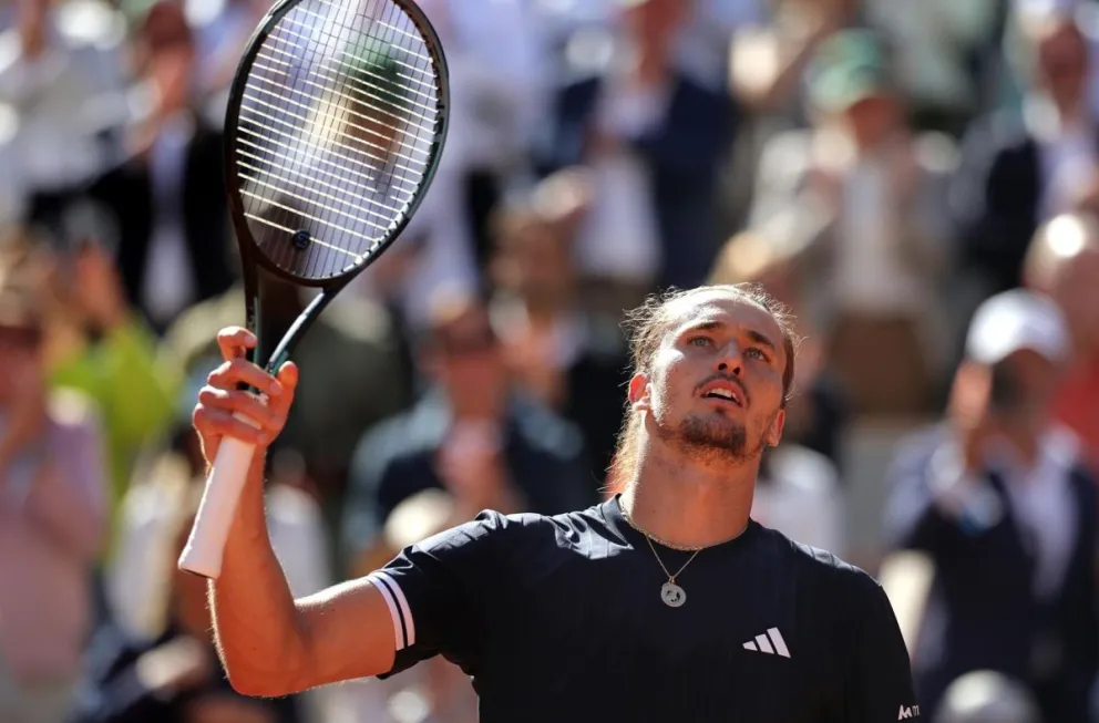 El alemán Alexander Zverev celebra el pase a la final de Roland Garros tras ganar al checo Jakub Mensik. Foto: EFE