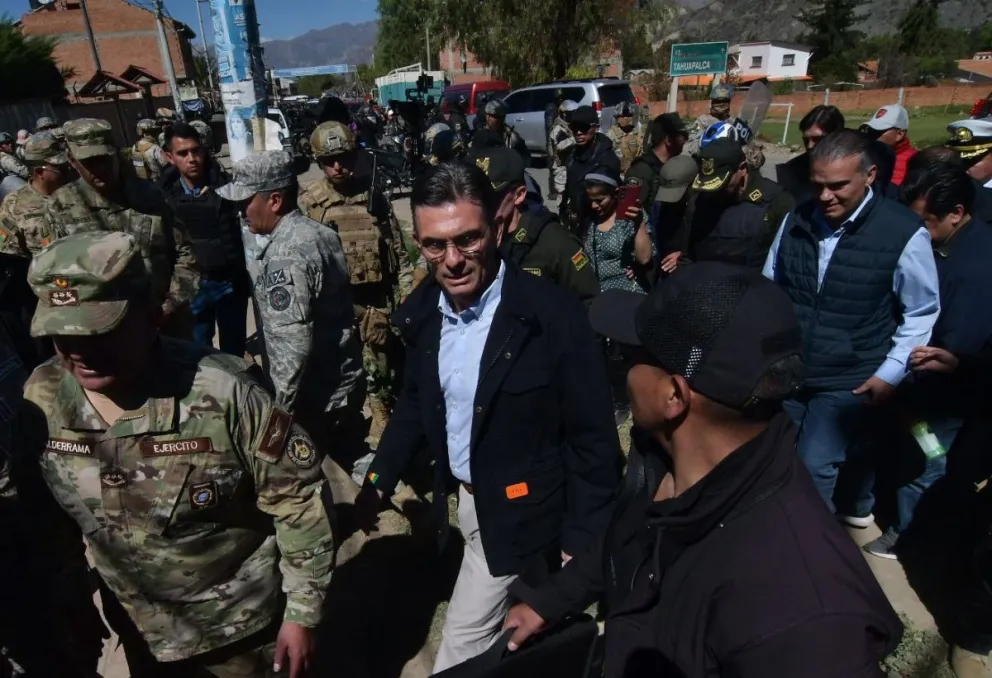 El presidente Rodrigo Paz, en la ruta hacia Río Abajo. Foto: APG 