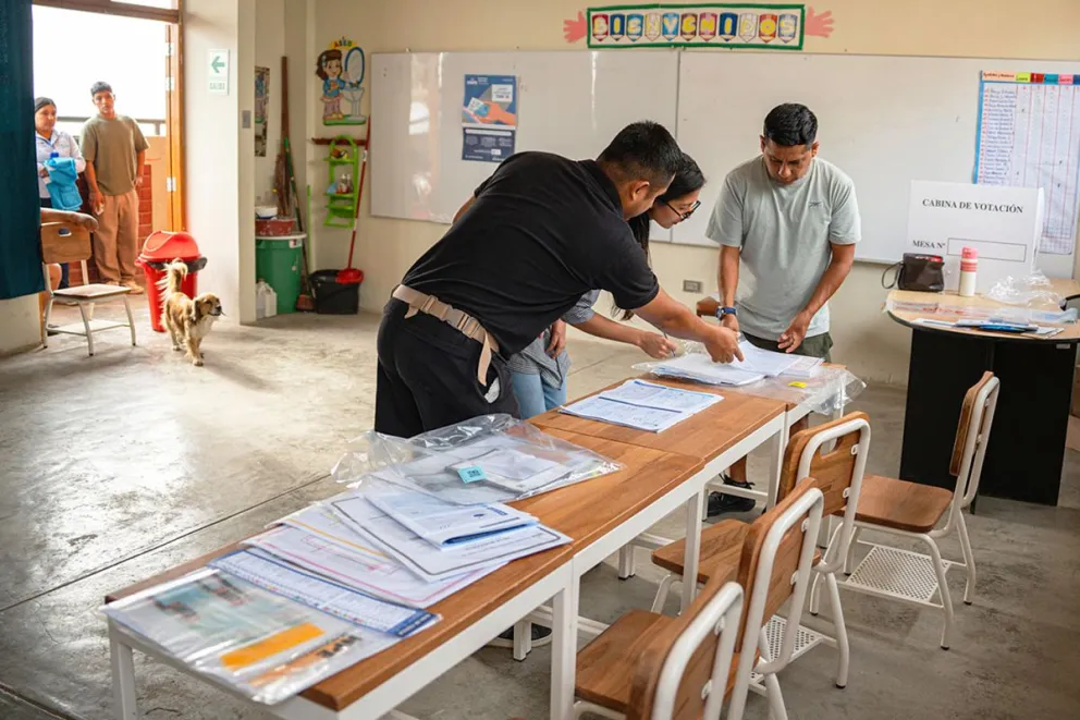 Foto de archivo de personas que alistan la mesa de votaciones en el colegio Señor de los Milagros, en el distrito de Lurín (Perú). Foto: EFE