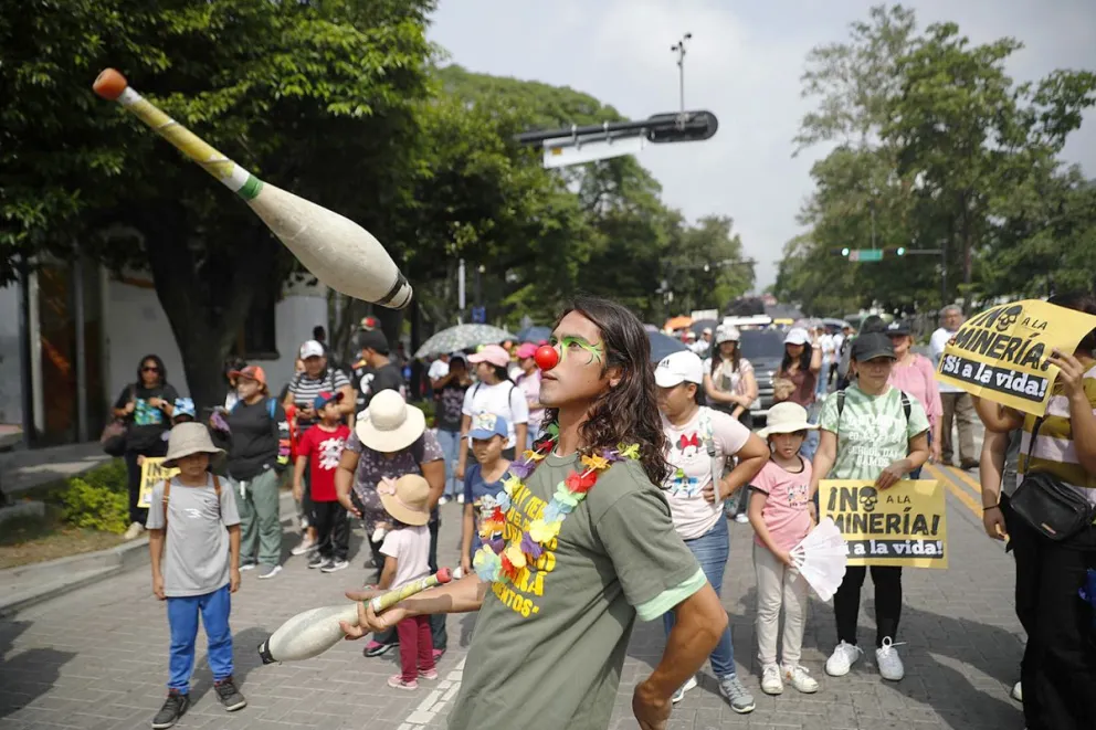 Decenas de personas fueron captadas este 5 de junio durante una marcha por el Día Mundial del Medio Ambiente, en San Salvador. Foto: EFE
