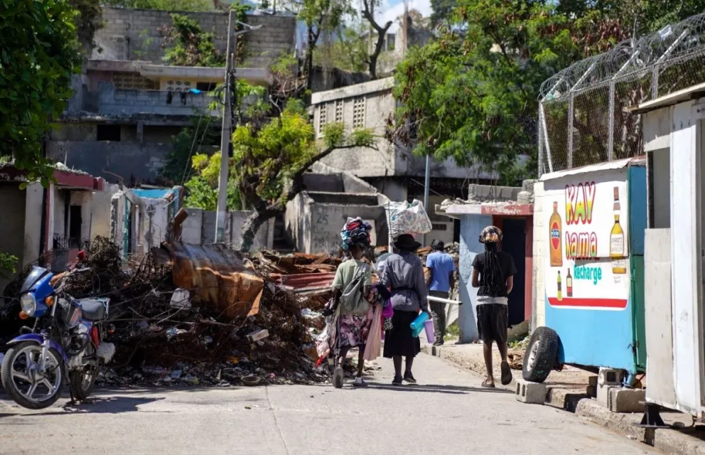 Residentes atraviesan los restos de una barricada en el barrio de Solino, en Puerto Príncipe, Haití. Marzo de 2026. Copyright: MSF.