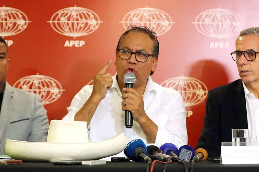 El candidato izquierdista Roberto Sánchez (c), habla durante una reunión con integrantes de la Asociación de Prensa Extranjera en el Perú. Foto: EFE
