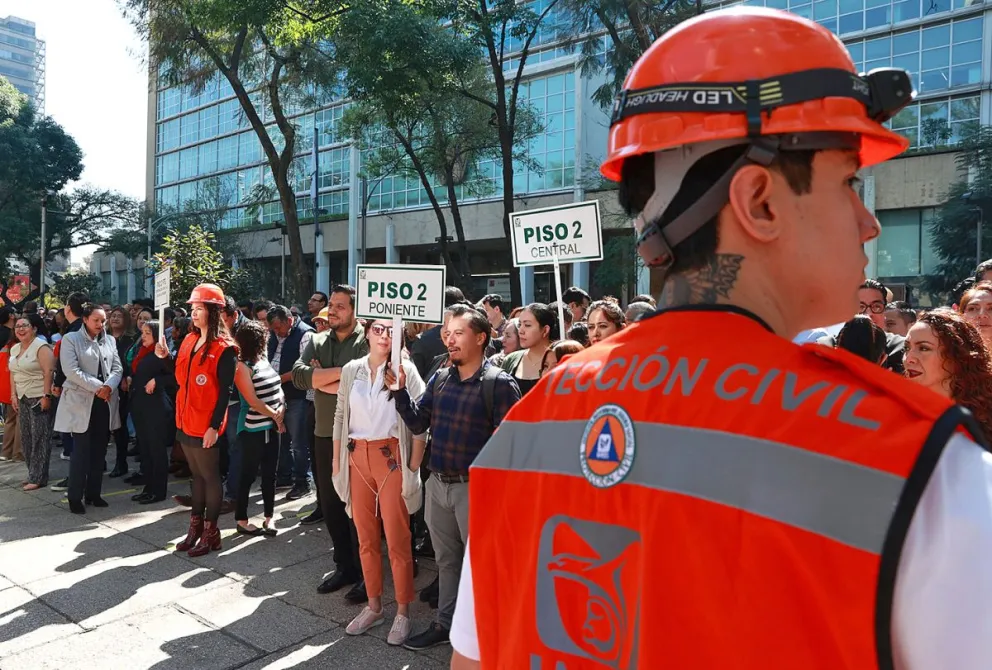 Personas participan en un simulacro regional en Ciudad de México. Foto: EFE