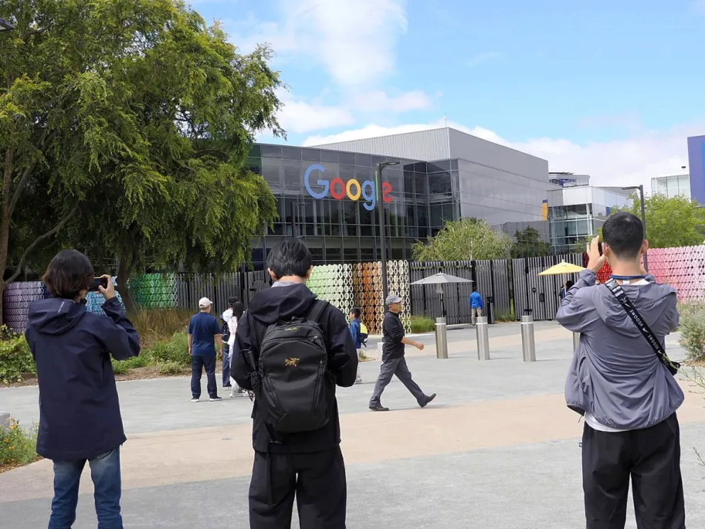 Foto de archivo en la que se captó a un grupo de turistas frente a la sede corporativa de Google, en Mountain View (CA, EE. UU.). Foto: EFE
