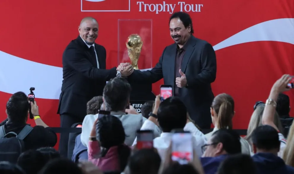 Los exjugadores, el brasileño Roberto Carlos (izq.) y el mexicano Hugo Sánchez, muestran el trofeo de la Copa del Mundial 2026. Foto: EFE