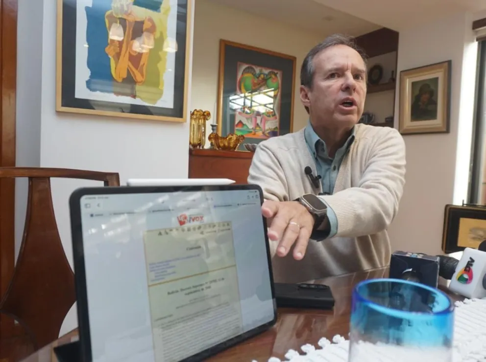 Jorge Tuto Quiroga muestra el decreto de Evo Morales de estado de sitio en Pando. Foto: APG 