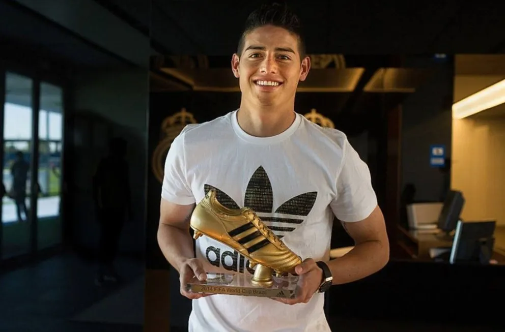 El colombiano James Rodríguez posa en 2014 con el Botín de Oro en sus manos.