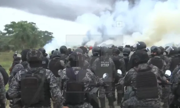 Policías y militares inician desbloqueo de la carretera Santa Cruz ...