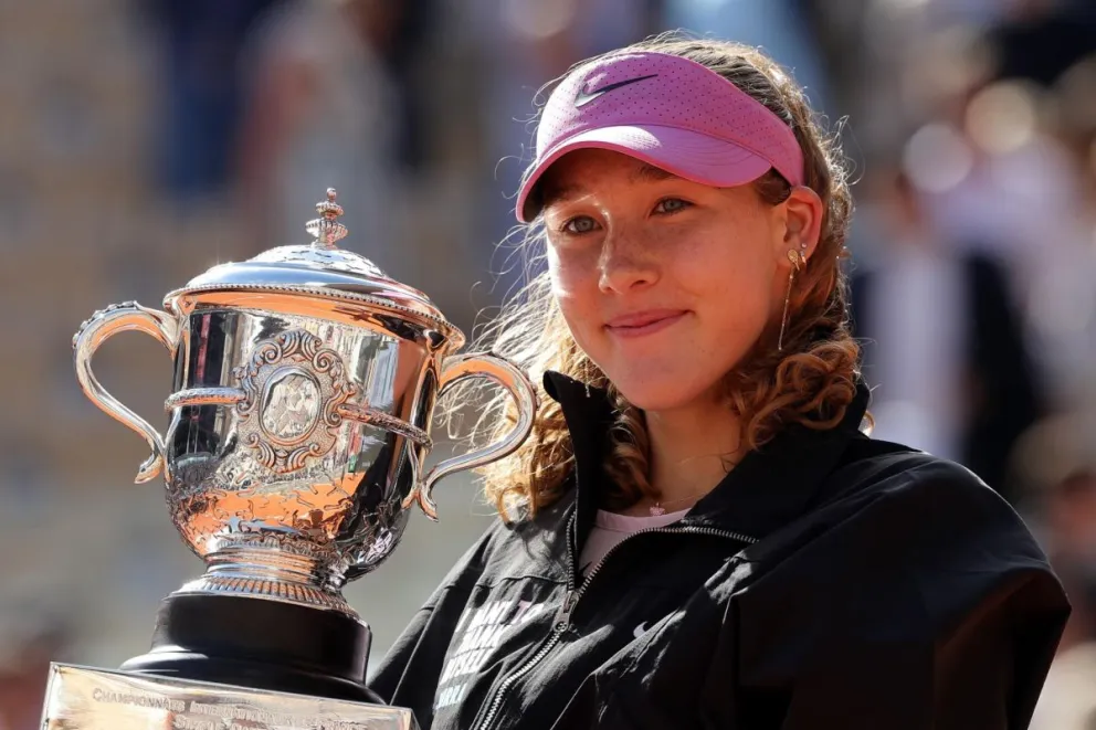 Andreeva con su trofeo de campeona de Roland Garros. Foto: EFE.