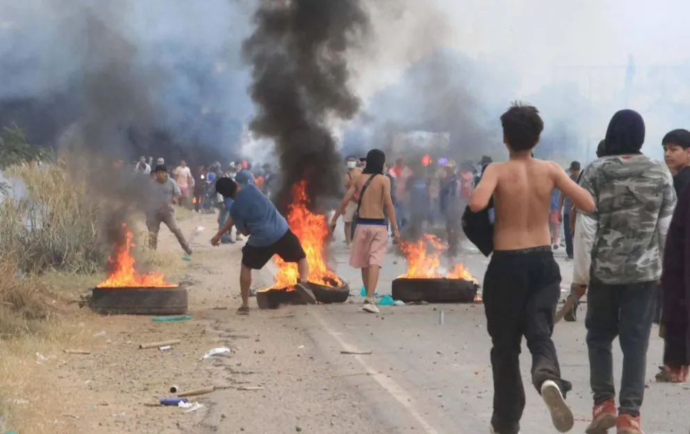Los bloqueadores usaron armas  de fuego para hacer retroceder a la Policía. Foto: RRSS
